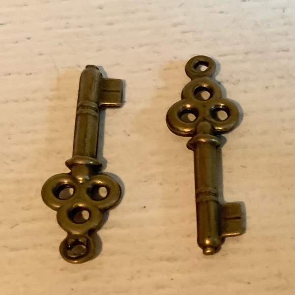 Last lot…20 puffed brass key drops - Picture 2 of 4